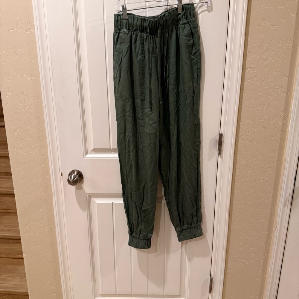 Universal Thread women’s Olive Joggers